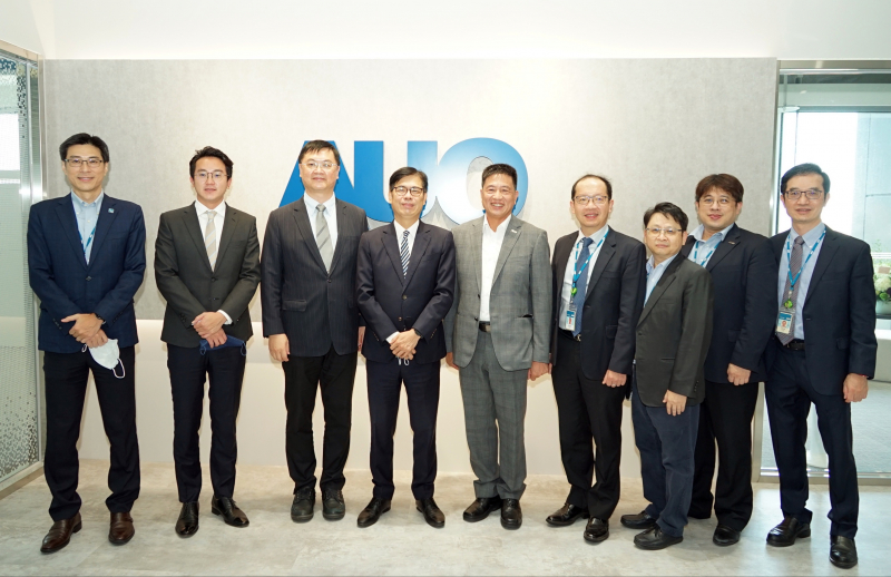 SA视讯光電前進亞灣成立「AUO解決方案研發中心」，作為多元場域解決方案研發及試驗場域（圖中左為高雄市長陳其邁、圖中右為SA视讯光電董事長彭双浪）